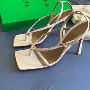 Bottega Veneta stretch leather sandals in size 38.